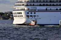 Photo-Cruise-Ships-107-Carnival-Spirit-and-Tugboat-2012-07-30