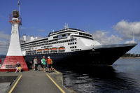 Photo-Cruise-Ships-114-Ansterdam-Coming-in-Victoria-2012-08-09