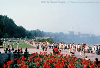 Photo-Niagara-Falls-17-flowers-and-crowd-1978