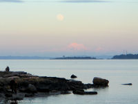 Photo-Willow-Beach-20-Victoria-B.C-2008-02-19-Moon-rise-over-Mt-Baker-at-Sunset
