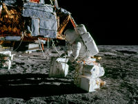 FREE wallpaper-NASA-111-Apollo-12-Al-Bean-attaches-RTG-package-to-carrybar-1969-11-19-FS