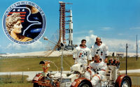 wallpaper-NASA-181-Apollo-17-CREW-with-Apollo-17-Saturn-V-in-the-background-1972-10-10-ws