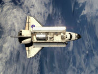 FREE wallpaper-NASA-24-Space-Shuttle-Discovery-2001-08-12-STS-105-Full-Screen