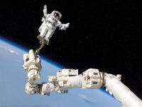 FREE wallpaper-NASA-25-Stephen-K-Robinson-on-the-ISS-2005-08-03-STS-114-Full Screen
