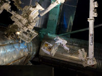 FREE wallpaper-NASA-26-Astronaut-Mike-Fossum-Unloading-Atlantis-2011-07-18-STS-135-FS
