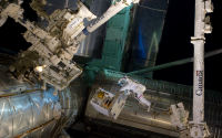FREE wallpaper-NASA-26-Astronaut-Mike-Fossum-Unloading-Atlantis-2011-07-18-STS-135-WS