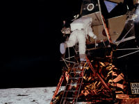 FREE wallpaper-NASA-88-Apollo-11-Buzz-Aldrin-descending-the-Ladder-1969-07-20-FS