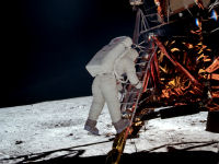 FREE wallpaper-NASA-89-Apollo-11-Buzz-Aldrin-descending-the-Ladder-1969-07-20-FS