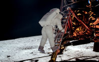 FREE wallpaper-NASA-89-Apollo-11-Buzz-Aldrin-descending-the-Ladder-1969-07-20-WS