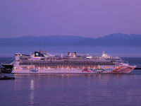 wallpaper-OTHERS-23-Norwegian-Pearl-in-Victoria-BC-fs