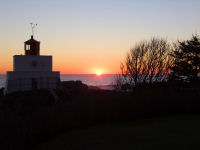 FREE wallpaper-Sunrises-Sunsets-84-Sets-at-Amphitrite-Lighthouse-UCLUELET-B.C.-2009-01-19-FS