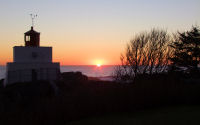 FREE wallpaper-Sunrises-Sunsets-84-Sets-at-Amphitrite-Lighthouse-UCLUELET-B.C.-2009-01-19-WS