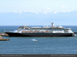 PAGE PHOTO Cruise Ships in - Victoria, B.C.
