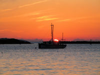 FREE wallpaper-Sunrises-Sunsets-14-Rise-OAK-BAY-MARINA-2007-01-28-FS
